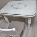 שולחן אוכל עם פלטת זכוכית